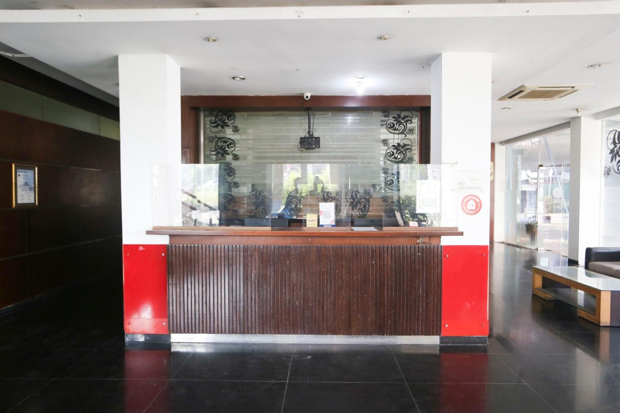 RedDoorz @ Cikarang 2 Hotel Bagian luar foto