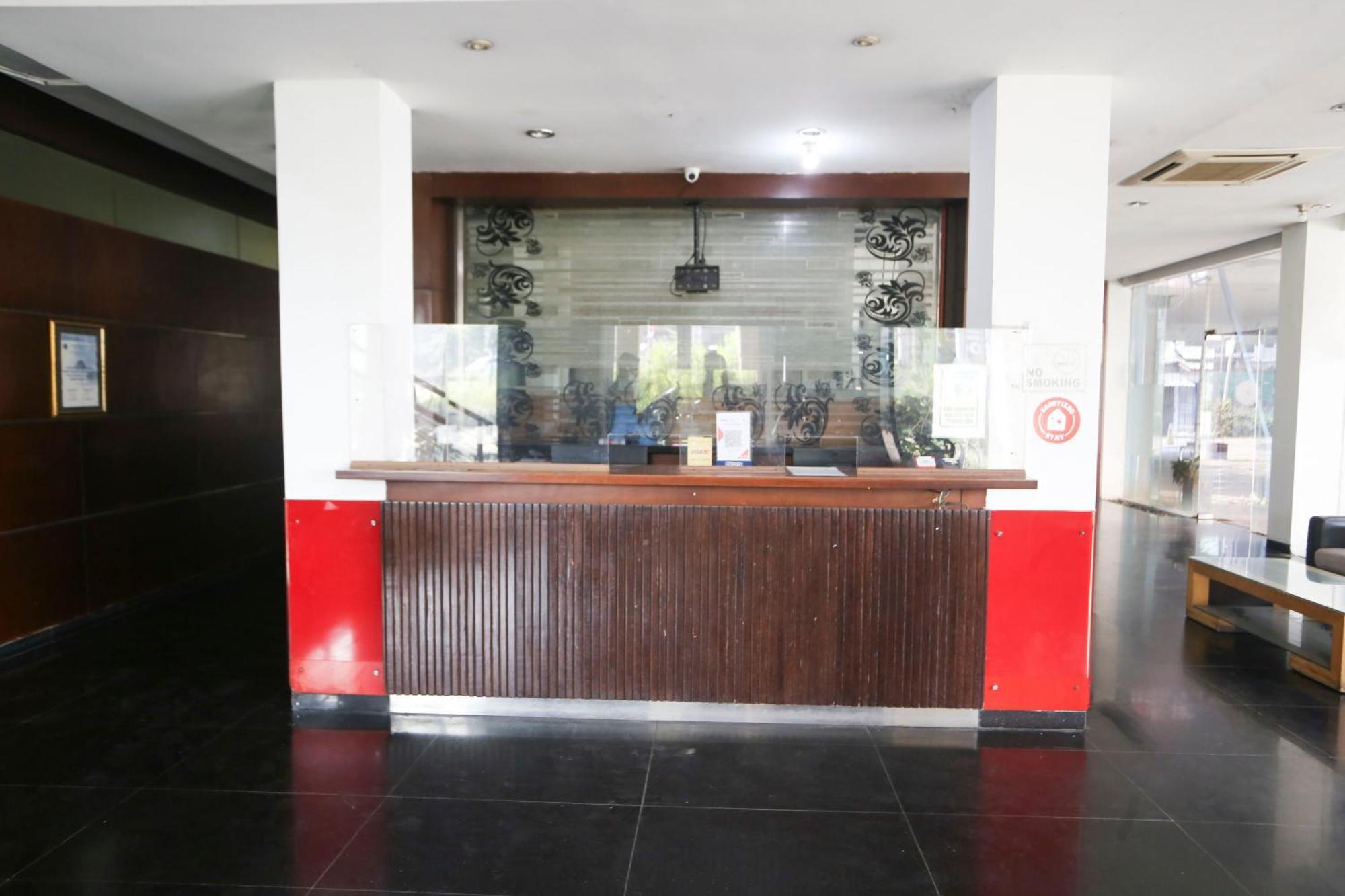 RedDoorz @ Cikarang 2 Hotel Bagian luar foto