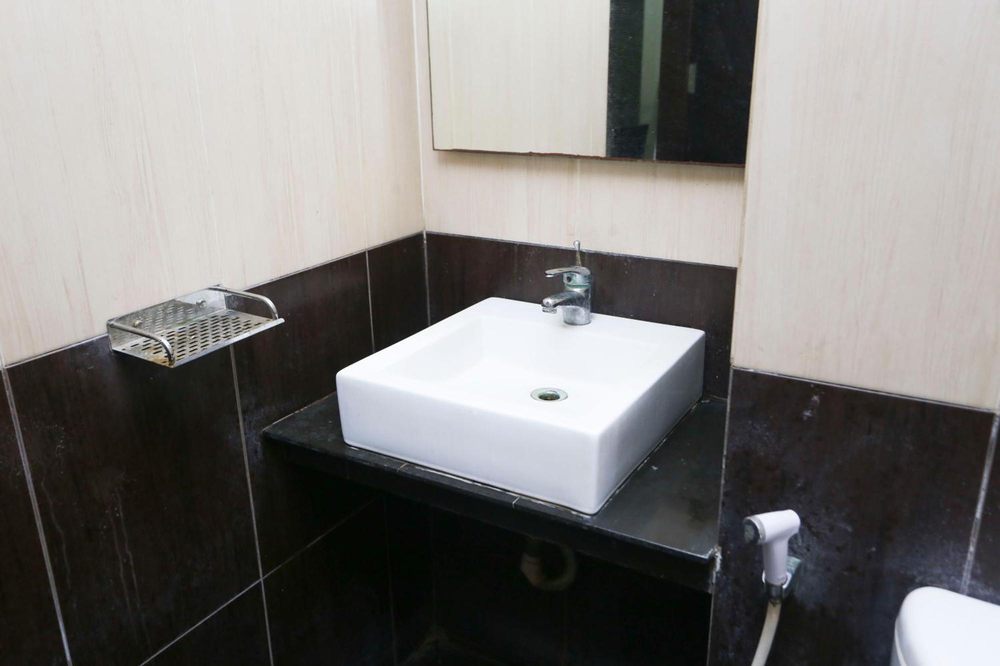 RedDoorz @ Cikarang 2 Hotel Bagian luar foto